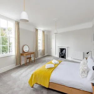 Spacious Maisonette With Parking - 10 Mins Walk From Abbey - 2 Bed & 2 Apartment