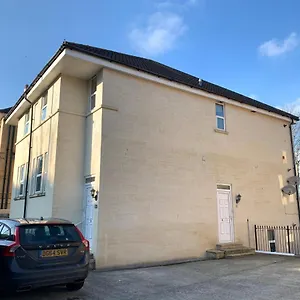 Spacious 2 Bed With Off Street Parking Apartment