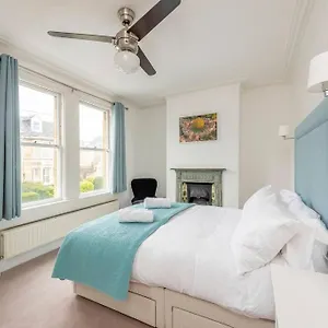 Spacious House - 2 Double - Street Parking - Garden Apartment