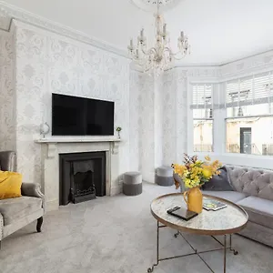 5 Bedroom Magnificent Georgian Townhouse- Centre Apartment